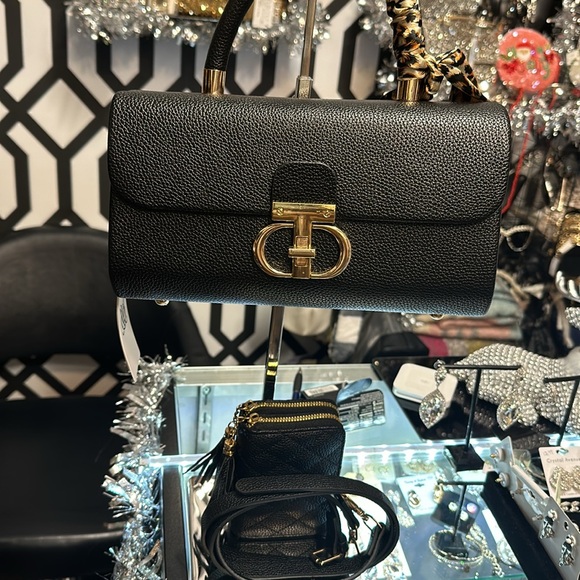 Black handbag with gold hardware and long strap and wallet - Picture 4 of 9